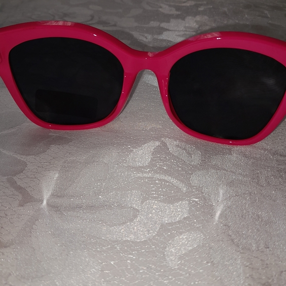 Betsey Johnson Not So Basic Sunglasses - Picture 6 of 8
